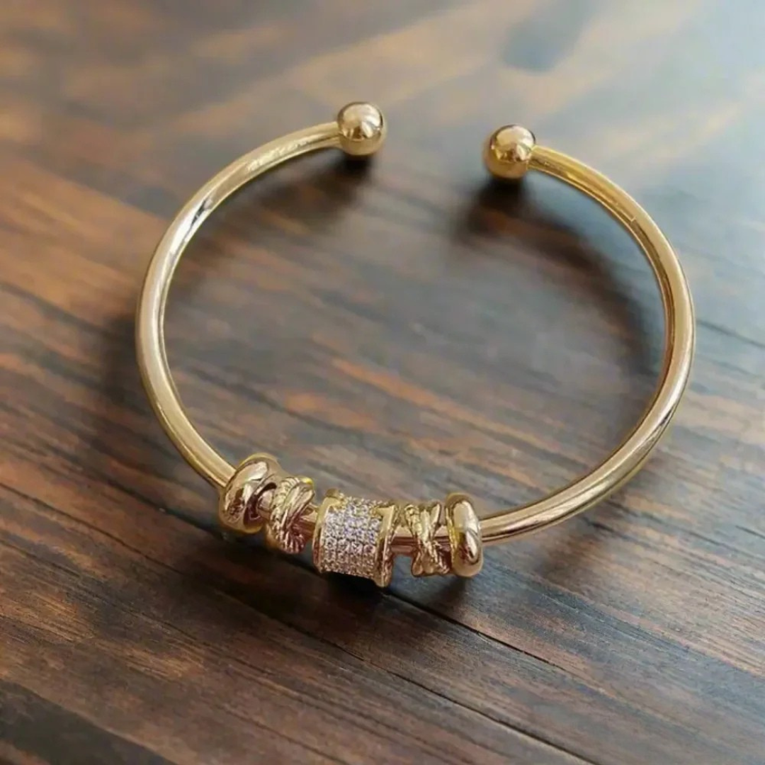 Verstelbare armband met gouden bedeltjes