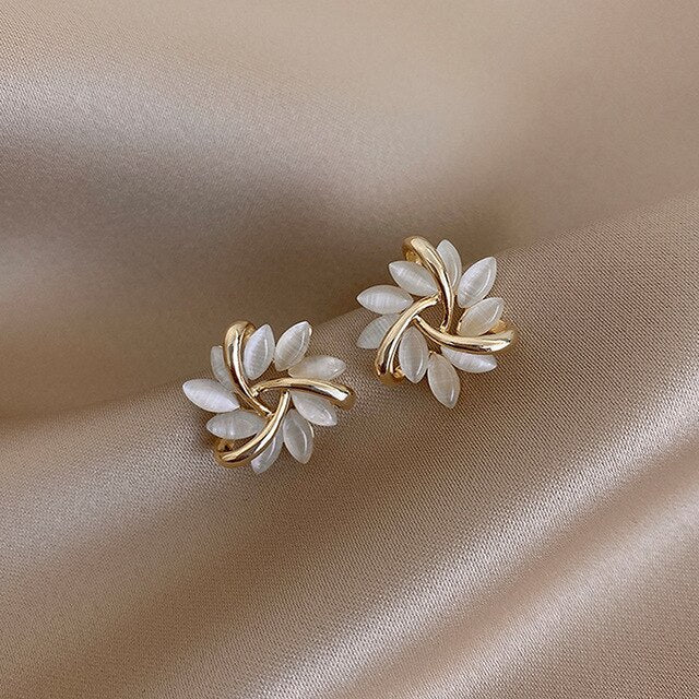 Luxe witte opal oorbellen in goud