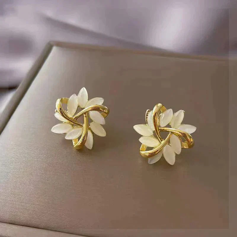 Luxe witte opal oorbellen in goud